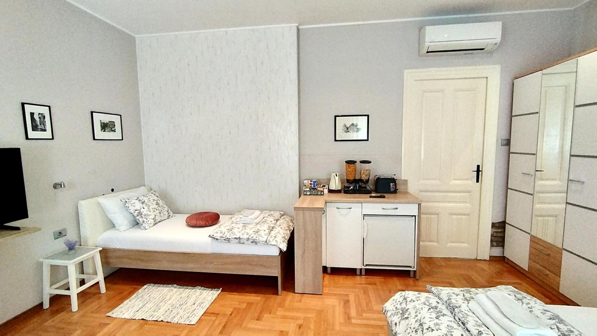 Lavender - City Room With Free Parking Pula Exterior photo
