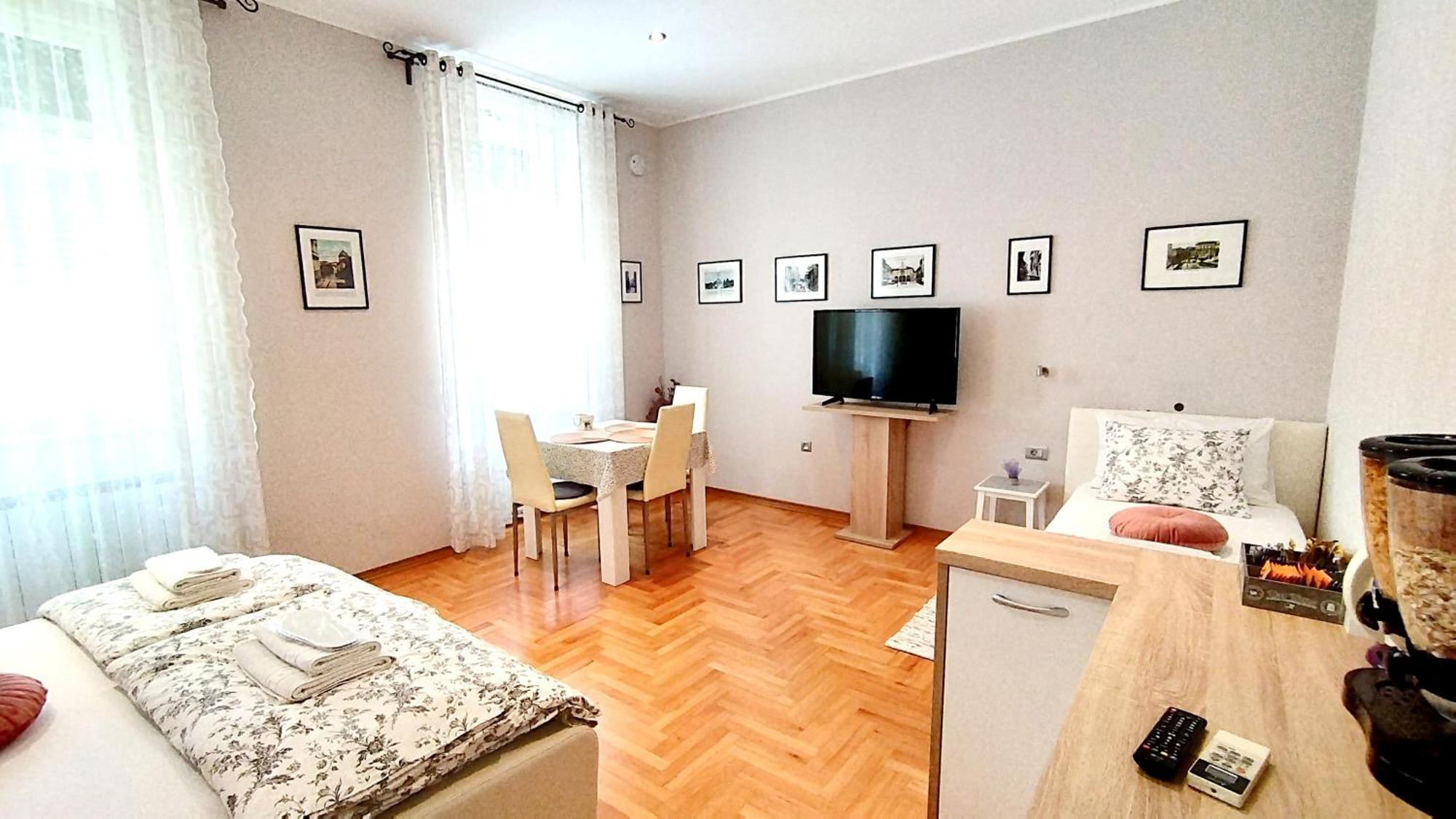 Lavender - City Room With Free Parking Pula Exterior photo