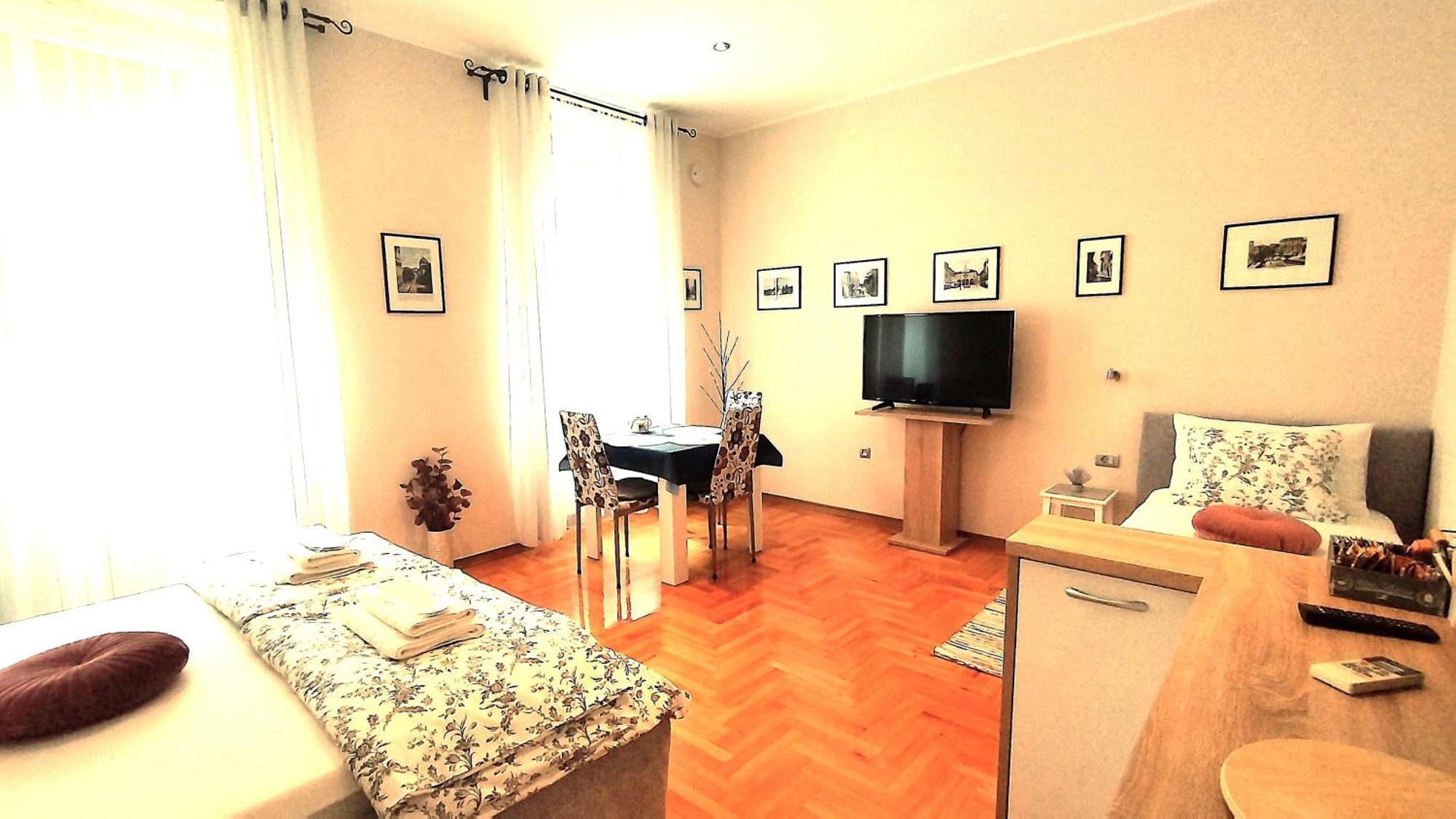 Lavender - City Room With Free Parking Pula Exterior photo