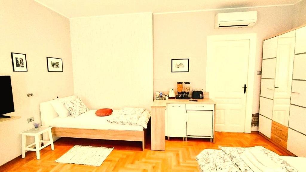 Lavender - City Room With Free Parking Pula Exterior photo