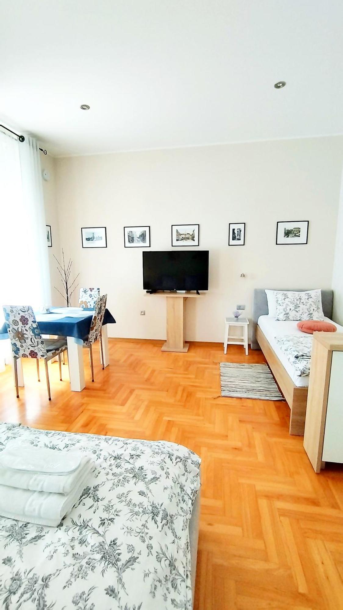 Lavender - City Room With Free Parking Pula Exterior photo