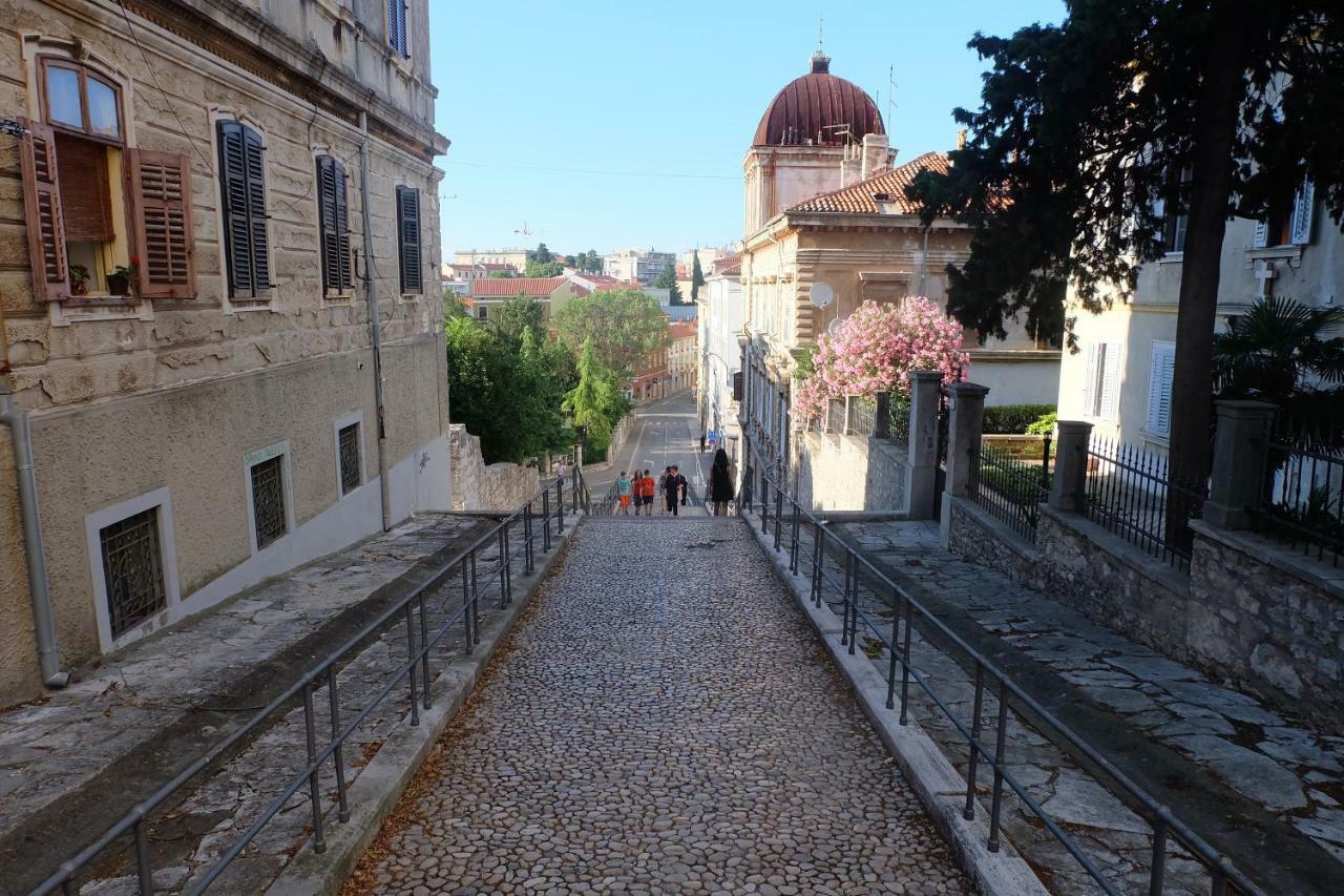 Lavender - City Room With Free Parking Pula Exterior photo