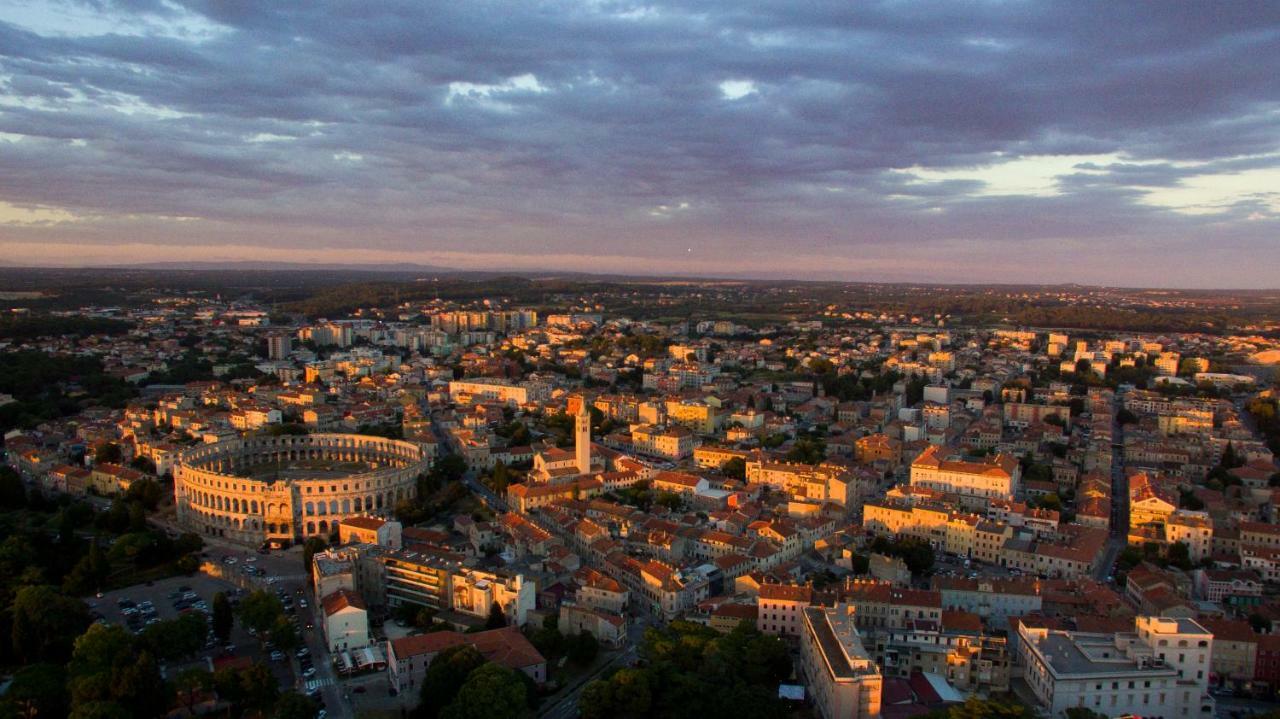 Lavender - City Room With Free Parking Pula Exterior photo